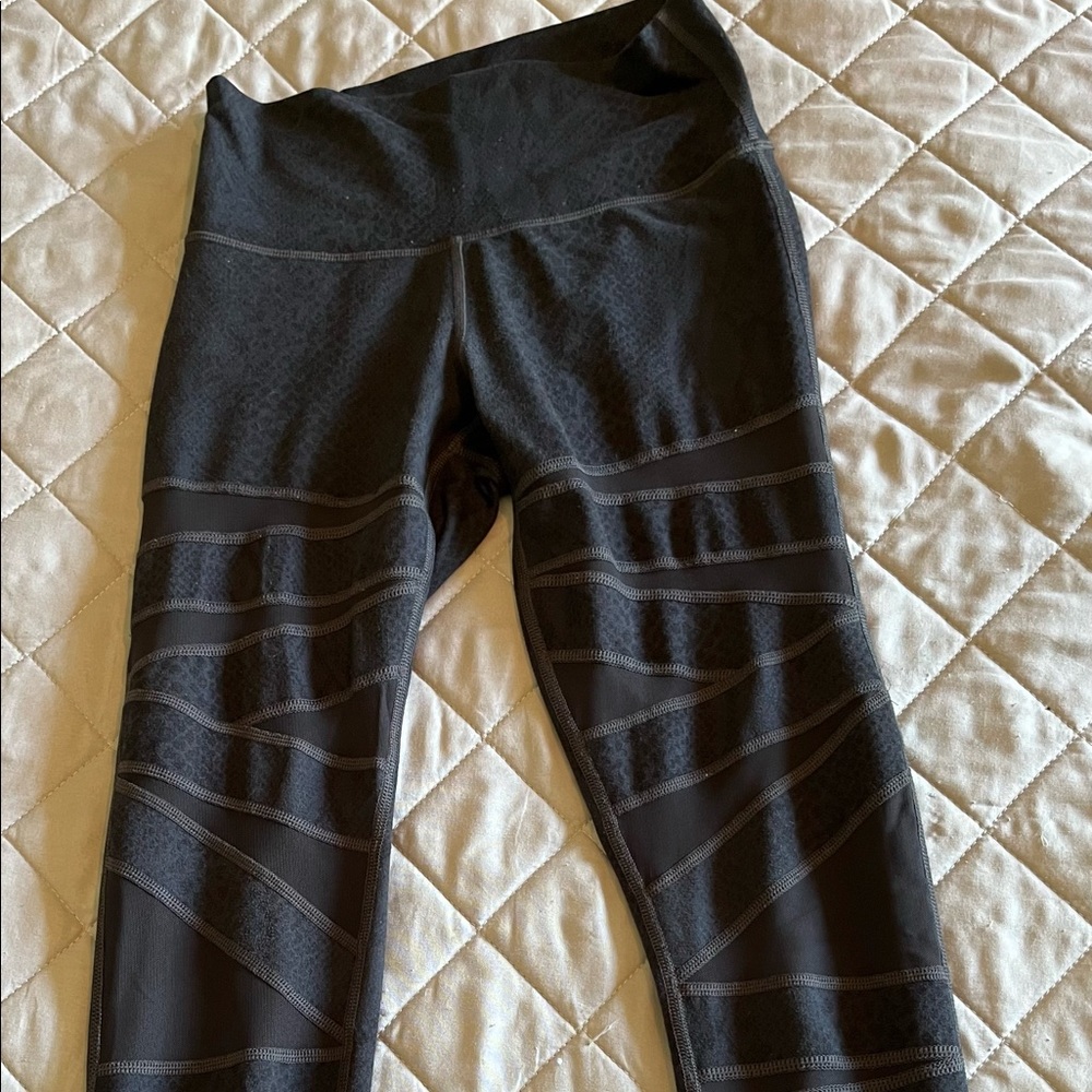 Lulu : Black designed with mesh legging